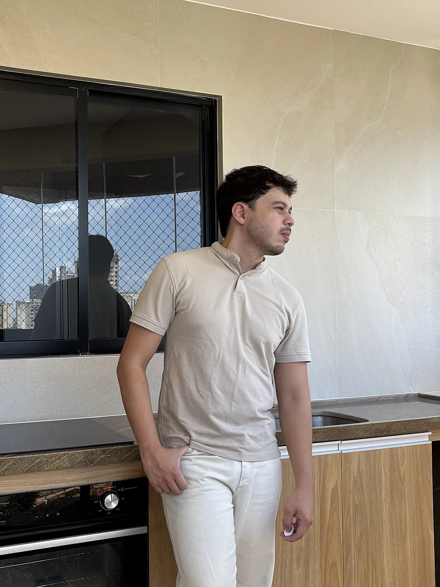 Arthur Botelho em contemplação da luz natural e espaço construído